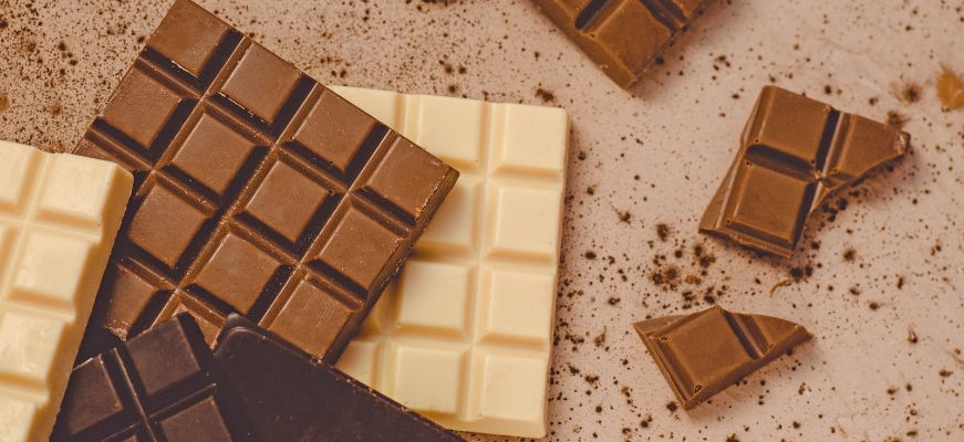 Différents types de chocolat (chocolat noir, blanc et au lait)